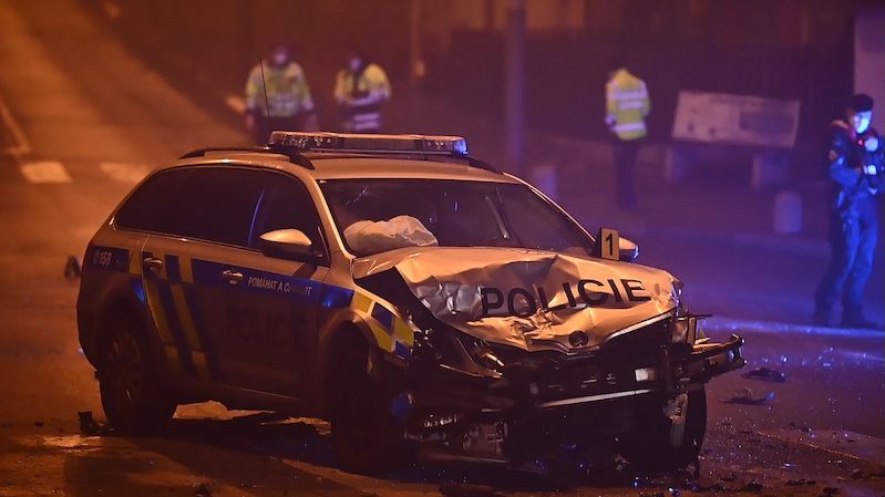 Policisté bourali, když pronásledovali řidiče noční Prahou